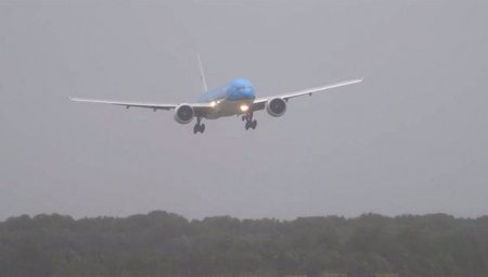 “Boeing” qasırğa zamanı möcüzə nəticəsində eniş etdi