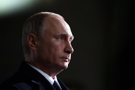 Putin dediyinin üstündə durdu