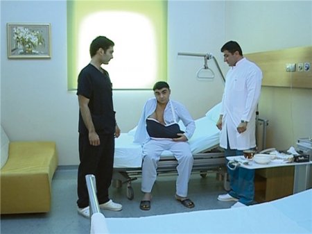Bakıda həkimlər qopan qolu yerinə tikdilər