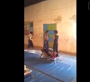 Balaca uşaq yaşından böyük hərəkətlər edir