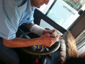 Bakıda avtobus sürücüsü qolunu kəsdi və... sükan arxasına keçdi