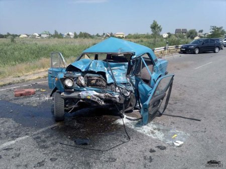 Qubada “VAZ” ağaca çırpıldı