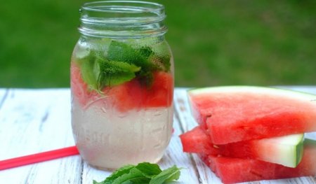 Ödemə qarşı qarpızlı detoks su