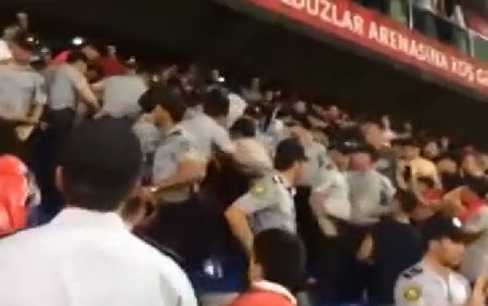 Polis bayraq açan azarkeşi ikinci mərtəbədən yerə atdı