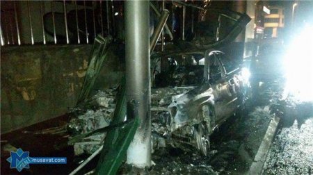 Bakıda maşın dayanacağa çırpılıb kül oldu