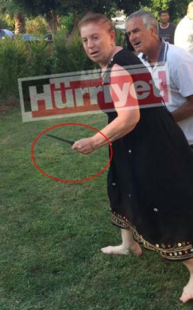 Məşhur müğənni ailəsi üçün qonşulardan xilas olur