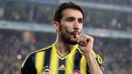 İstanbulda “Fənərbaxça” futbolçusunun avtomobili gülləbaran edilib