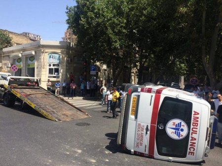 Bakıda təcili yardım maşını aşdı