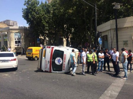 Bakıda təcili yardım maşını aşdı