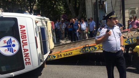 Bakıda təcili yardım maşını aşdı