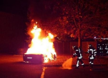 Milyonçunun oğlu sığorta pulunu almaq üçün “Ferrari”sini yandırdı