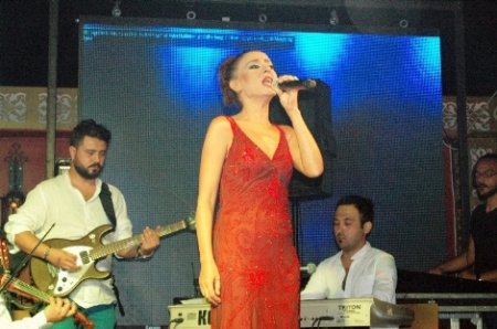 Tanınmış müğənni səhnədə öz mahnısını unutdu
