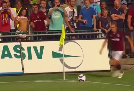 Azarkeş oyun zamanı futbolçuya sinəsini göstərdi