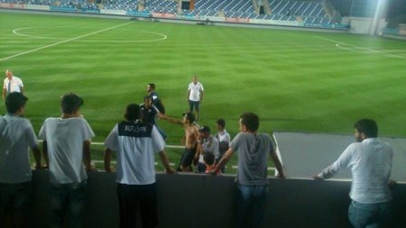 Azərkeş “Neftçi”nin futbolçusuna hücum etdi
