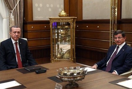 Türkiyənin baş naziri vəzifəsini təhvil verib