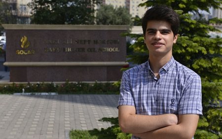 700 bal toplayan tələbə ilə