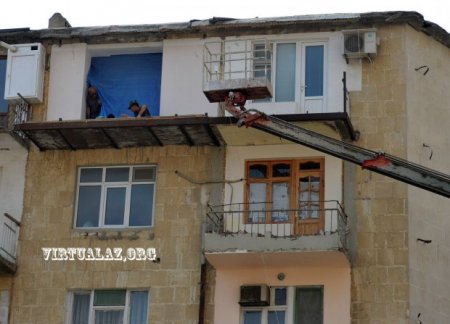 Balkonlar sökülür, sakinlər isə etiraz edə bilmir, çünki...