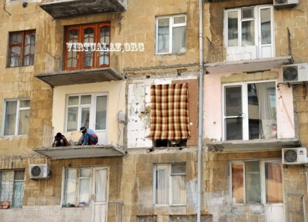 Balkonlar sökülür, sakinlər isə etiraz edə bilmir, çünki...