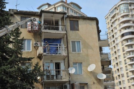 Balkonlar sökülür, sakinlər isə etiraz edə bilmir, çünki...