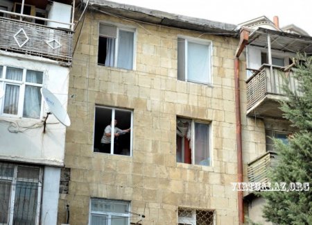 Balkonlar sökülür, sakinlər isə etiraz edə bilmir, çünki...