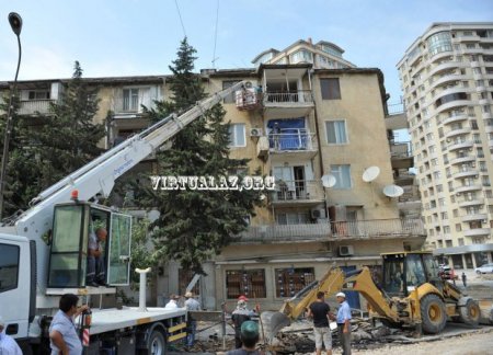 Balkonlar sökülür, sakinlər isə etiraz edə bilmir, çünki...
