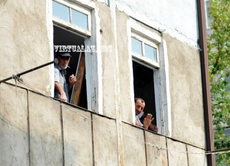 Balkonlar sökülür, sakinlər isə etiraz edə bilmir, çünki...