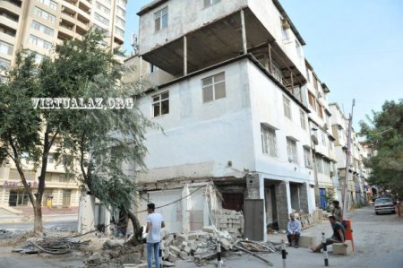 Balkonlar sökülür, sakinlər isə etiraz edə bilmir, çünki...