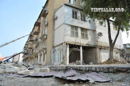 Balkonlar sökülür, sakinlər isə etiraz edə bilmir, çünki...