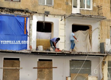 Balkonlar sökülür, sakinlər isə etiraz edə bilmir, çünki...