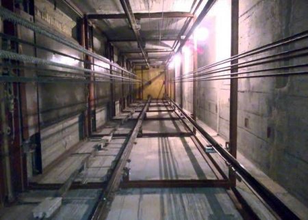Bakıda 16 mərtəbəli binada lift şaxtaya düşdü: Yaralananlar var