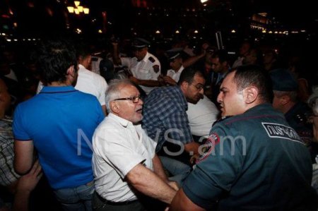 İrəvan nümayişə çıxıb: “Qalx ayağa Ermənistan”