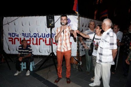 İrəvan nümayişə çıxıb: “Qalx ayağa Ermənistan”