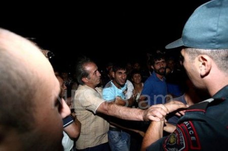 İrəvan nümayişə çıxıb: “Qalx ayağa Ermənistan”