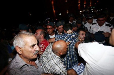 İrəvan nümayişə çıxıb: “Qalx ayağa Ermənistan”