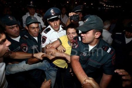 İrəvan nümayişə çıxıb: “Qalx ayağa Ermənistan”