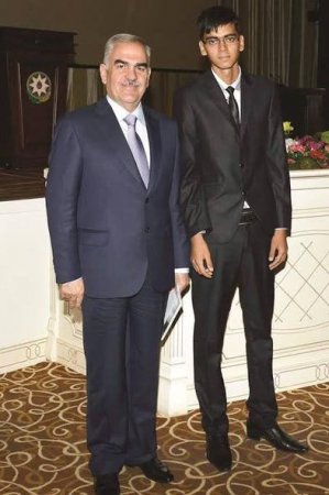 Vasif Talıbov 700 bal toplayan tələbəyə pul verdi