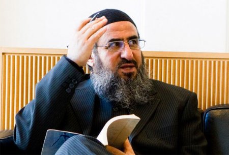 Bakıda molla: Wi-Fi haram deyil