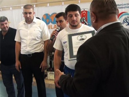 Azərbaycanlı idmançı dünya rekordunu qırdı