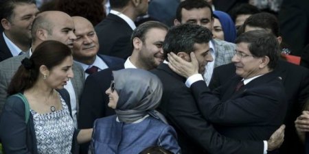 101 gün girov qalan diplomat deputatlığa hazırlaşır