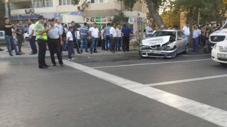 Bakının mərkəzində “BMW” ağaca çırpıldı