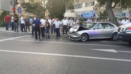 Bakının mərkəzində “BMW” ağaca çırpıldı