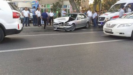 Bakının mərkəzində “BMW” ağaca çırpıldı