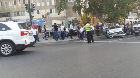Bakının mərkəzində “BMW” ağaca çırpıldı