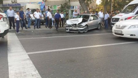 Bakının mərkəzində “BMW” ağaca çırpıldı