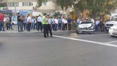 Bakının mərkəzində “BMW” ağaca çırpıldı