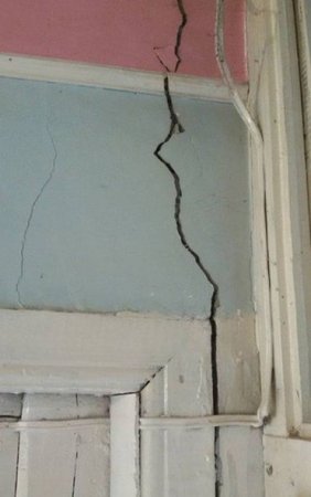 Zəlzələ nəticəsində evlərin divarları çatladı