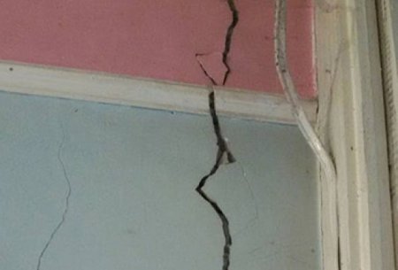 Zəlzələ nəticəsində evlərin divarları çatladı