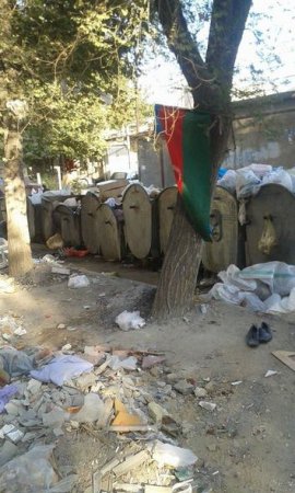 Azərbaycan bayrağını zibilliyə atdılar