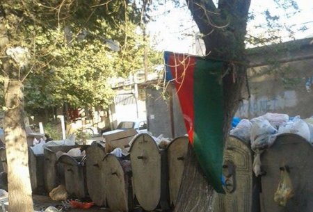 Azərbaycan bayrağını zibilliyə atdılar