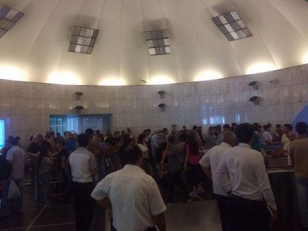Bakıda sevgilisi ilə mübahisə edən gənc özünü qatarın altına atdı